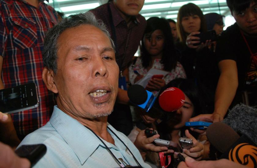 Selamat Omar, father of aircraft engineer Mohd Khairul Amri Selamat who was on board the missing Malaysia Airlines Flight MH370, speaks to reporters at the Everly Hotel in Putrajaya, on March 20, 2014. u00e2u20acu201d Picture by Mohd Yusof Mat Isa