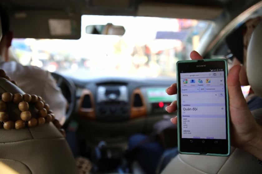 The Vietnamese word for ‘army’ on Google Translate that is shown to the taxi driver after he mistakenly takes us to a café.