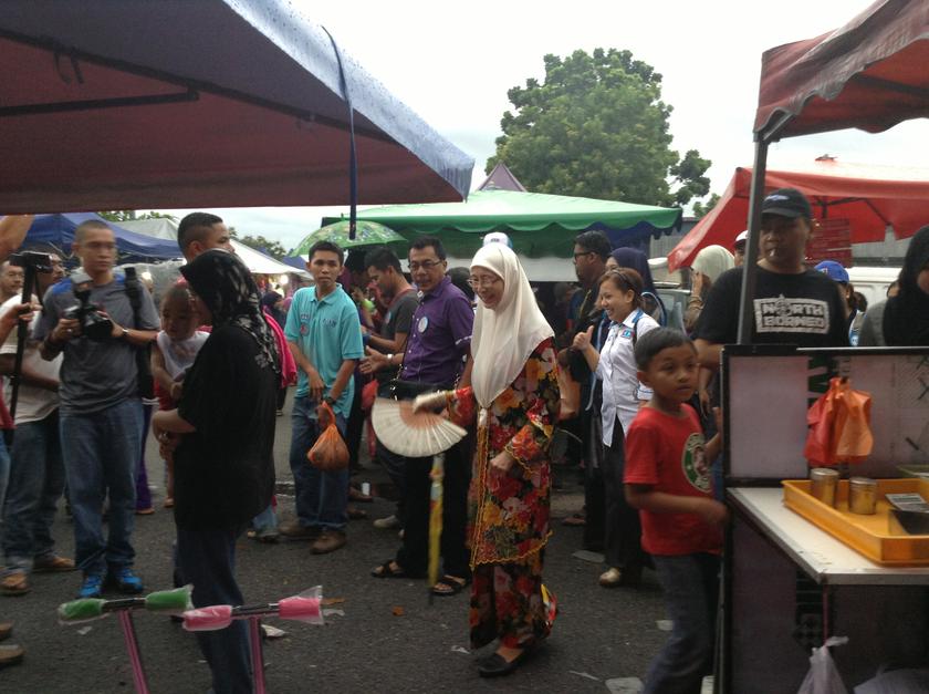PKR's Kajang by-election candidate Datuk Seri Dr Wan Azizah Wan Ismail greets residents during a walkabout session at the Taman Sri Jenaris night market in Kajang, March 16, 2014. u00e2u20acu201d Picture by Yap Tzu Ging