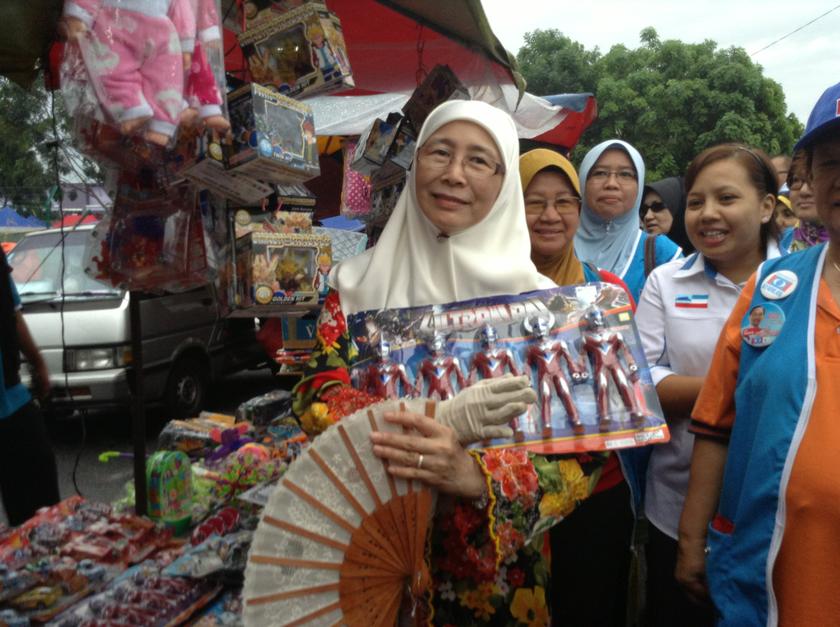 PKR's Kajang by-election candidate Datuk Seri Dr Wan Azizah Wan Ismail greets residents during a walkabout session at the Taman Sri Jenaris night market in Kajang, March 16, 2014. u00e2u20acu201d Picture by Yap Tzu Ging