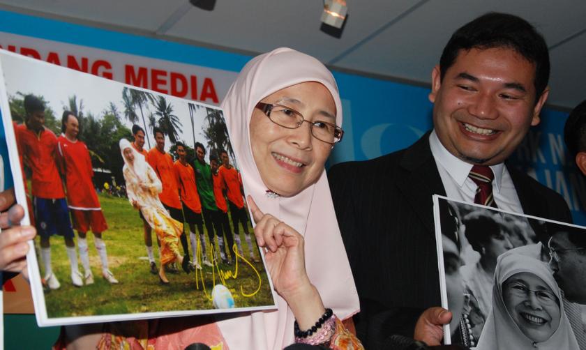 Datuk Seri Dr Wan Azizah Wan Ismail and  Rafizi Ramli with PKR's postcard-concept Manifesto in Kajang, March 12, 2014. u00e2u20acu201d Picture by Yusof Mat Isa - 