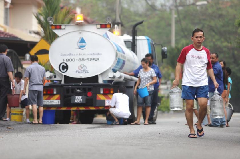 Residents queueing to get water from Syabas truck at Taman Tan Ming. u00e2u20acu201d Picture by Choo Choy May