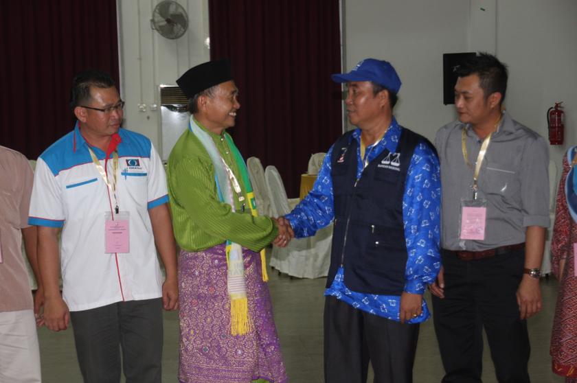 BN candidate Yossibnosh Balo (2nd right) shaking hands with his opponent Abdul Jalil Bujang at the nomination centre, March 17, 2014. u00e2u20acu201d Picture by Nigel Edgar Bolly