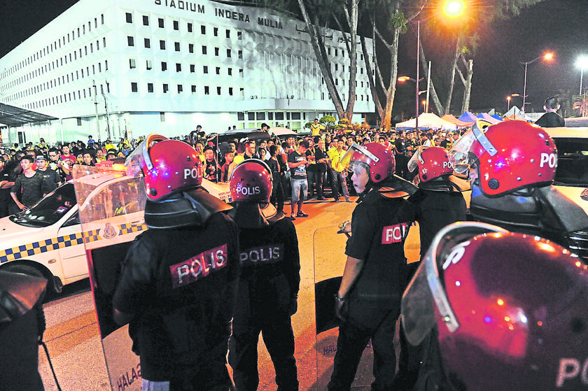 FRU personnel had to be deployed to control the situation after a scuffle broke out between Perak and Johor DT fans April 15, 2014. u00e2u20acu201d Bernama pic