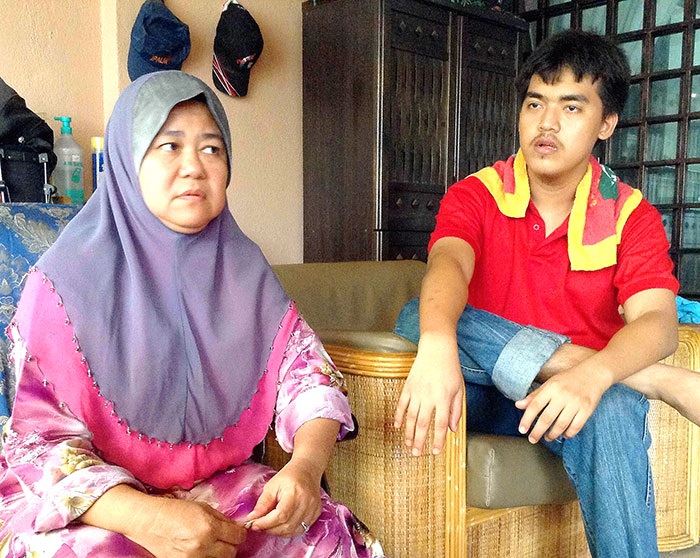 Norliza (left) was not informed that her son's co-curricular activities had been cancelled. u00e2u20acu201d Picture by Malay Mail