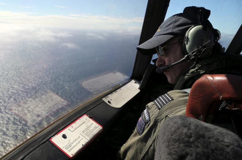 Royal New Zealand Air Force (RNZAF) captain, Wing Commander Rob Shearer, looks out from the cockpit of a P3 Orion maritime search aircraft while flying over the southern Indian Ocean looking for missing Malaysian Airlines flight MH370 March 31, 2014.  u00e2u20acu201d