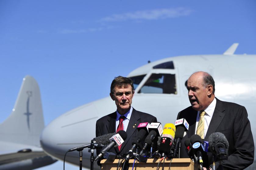 Australia's Minister of Defence David Johnston and Angus Houston (left), a retired air chief marshal and head of the Australian agency coordinating the search for Malaysia Airlines Flight MH370, address the media at the RAAF Base Pearce near Perth April 8