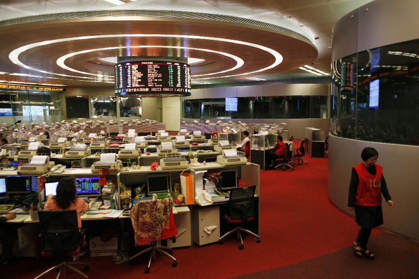 The trading hall during afternoon trading at the Hong Kong Stock Exchange April 10, 2014 Reuters