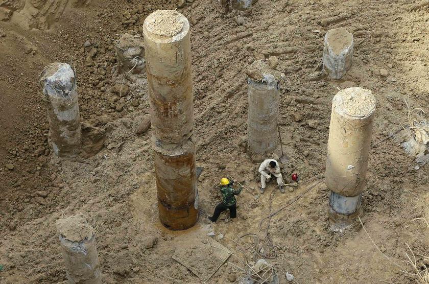 Construction workers work on a site in central Beijing, April 16, 2014. China's economy grew at its slowest pace in 18 months at the start of 2014, but is seen in line with the reform drive Reuters