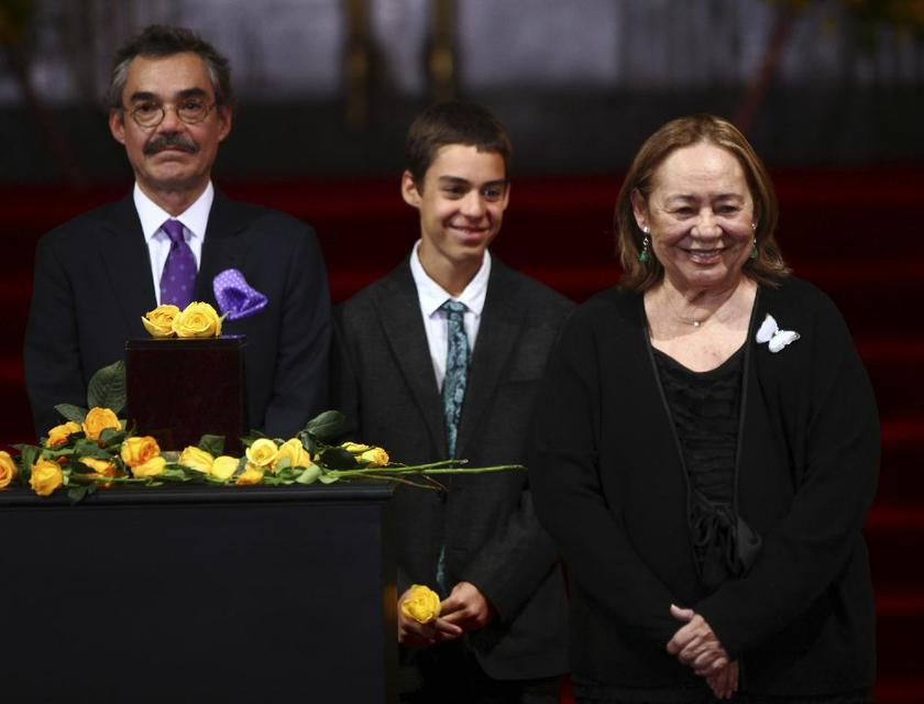 Mercedes Barcha, widow of Colombian Nobel laureate Gabriel Garcia Marquez, son Gonzalo Garcia Barcha and grandson next to an urn containing Garcia Marquez's ashes for public viewing in Palace of Fine Arts in Mexico City, April 21, 2014 Reuters