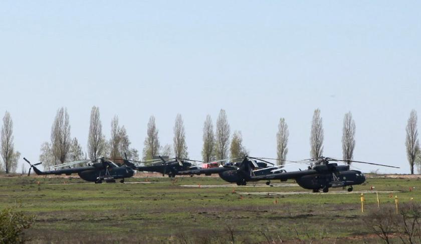 Russian military helicopters in a field outside the village of Severny in Belgorod region near the Russian-Ukrainian border, April 25, 2014 Reuters
