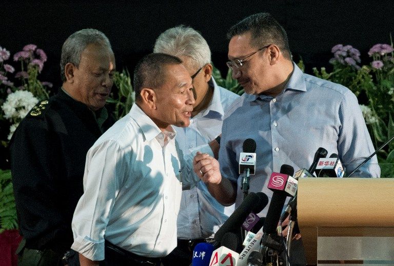 Malaysian Minister of Defence and Acting Transport Minister Hishammuddin Hussein (R) speaks with Malaysia Airlines Group CEO Ahmad Jauhari Yahya (C) before delivering a statement to the media on the missing Malaysia.