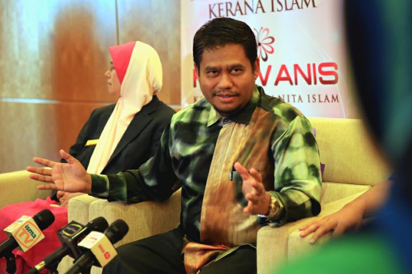 Ikatan Muslimin Malaysia (ISMA) president Zaid Abdul Rahman speaks at the Islamic Womenu00e2u20acu2122s Convention (KONWANIS) 2014 at the Multimedia University, Cyberjaya, April 26, 2014. u00e2u20acu2022 Picture by Saw Siow Feng