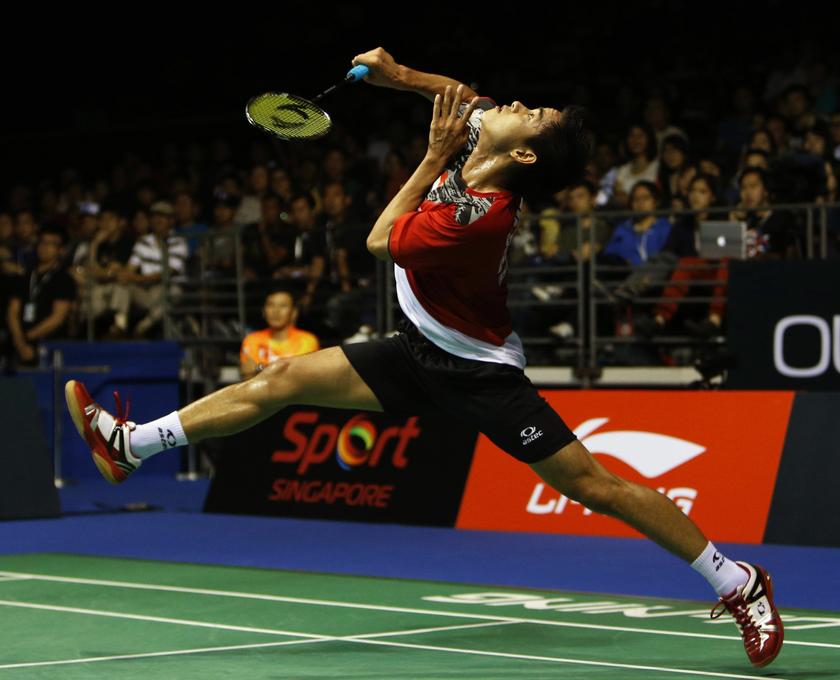 Indonesia's Simon Santoso smashes against Malaysia's Lee Chong Wei in their men's singles finals match at the Singapore Open badminton tournament April 13, 2014.
