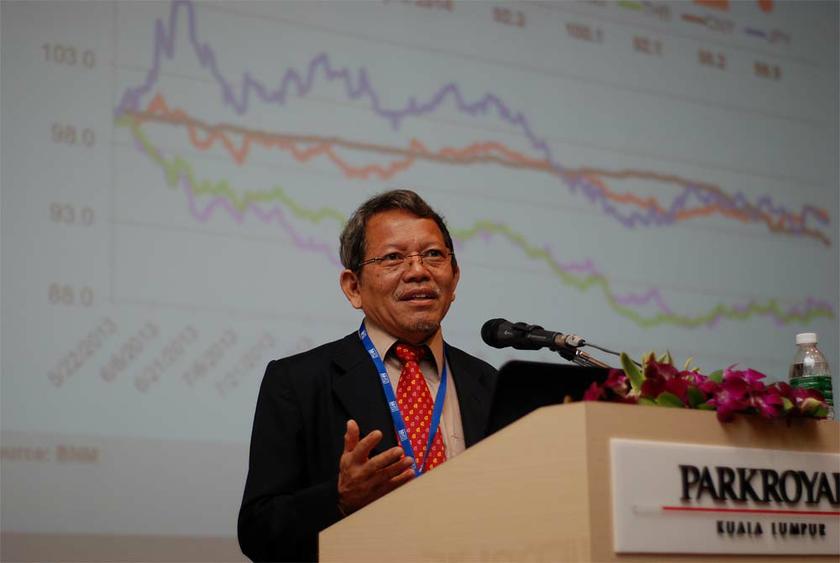 MIERu00e2u20acu2122s Executive Director, Dr Zakariah Abdul Rashid giving a speech during the19th Corporate Economic Briefing at Parkroyal Hotel in Kuala Lumpur. u00e2u20acu201d Picture by Yusof Mat Isa