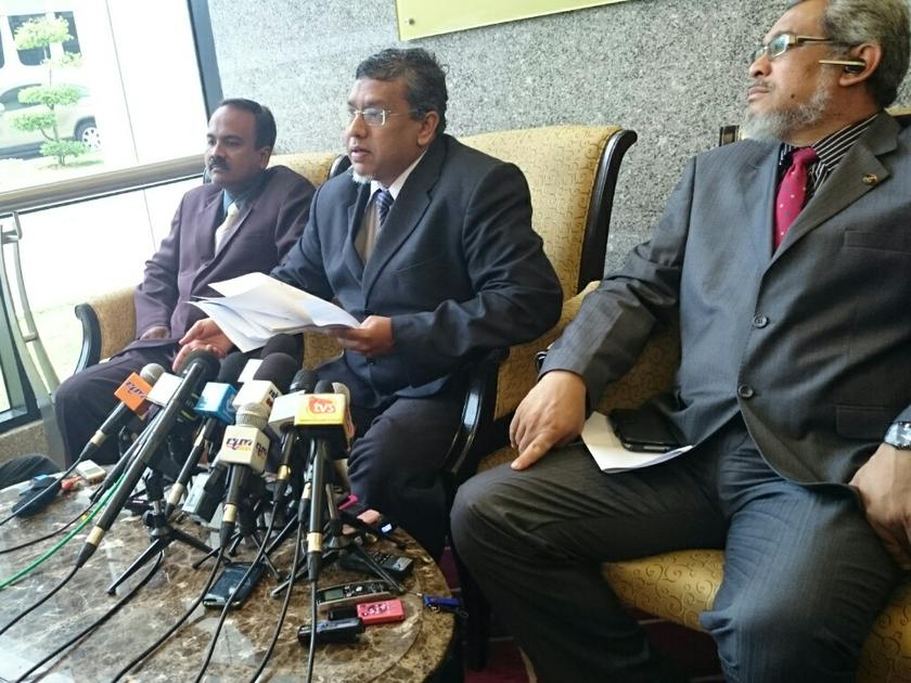 Batu Gajah MP V. Sivakumar (left), Sepang MP Hanipa Maidin (centre) and Shah Alam MP Khalid Samadspeaking to reporters at the Parliament lobby today. u00e2u20acu201d Picture by Zurairi AR