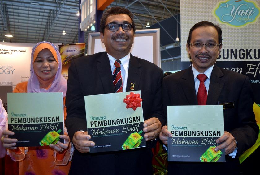 Science, Technology and Innovation deputy minister Datuk Dr Abu Bakar Mohamad Diah (centre) with author Noor Hayati Mokhtar at the 'Inovasi Pembungkusan Makanan Efektif' book launch in Malacca on April 4, 2014. u00e2u20acu201d Bernama pic