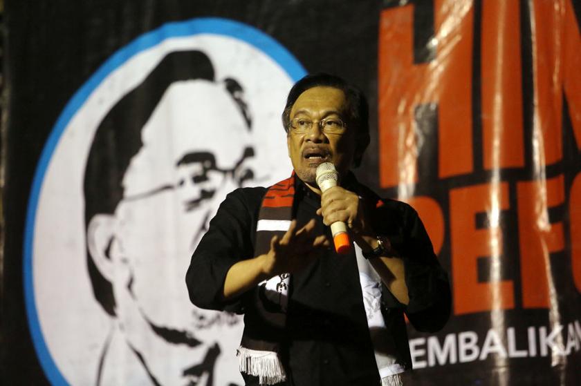 Anwar speaking at the Reformasi 2.0 ceramah in Lembah Pantai, April 20, 2014. u00e2u20acu201d  Picture by Choo Choy May