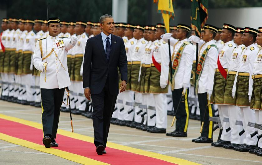 US President Barack Obama inspects an honour guard during a welcoming ceremony at Parliament Square in Kuala Lumpur April 26, 2014. u00e2u20acu201d Reuters pic