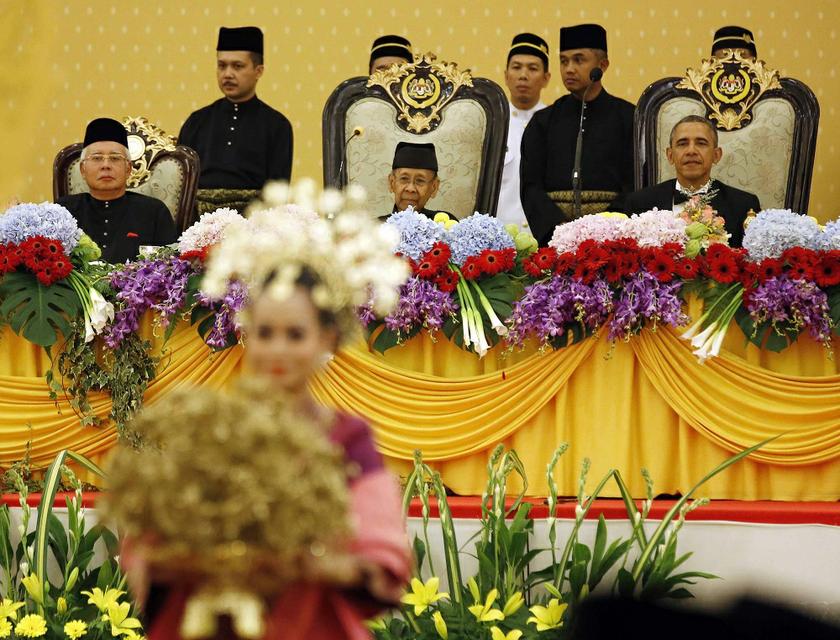 (From left) Prime minister Datuk Seri Najib Razak, Malaysia's King Tuanku Abdul Halim and US President Barack Obama watch a performance during the Malaysian State Dinner at Istana Negara, April 26, 2014. u00e2u20acu201d Reuters pic