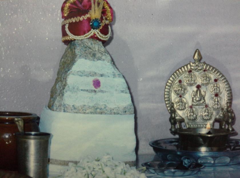 Batu mistik yang terletak di kuil di halaman rumah Santha. u00e2u20acu201d Gambar oleh Uthaya Sankar SB