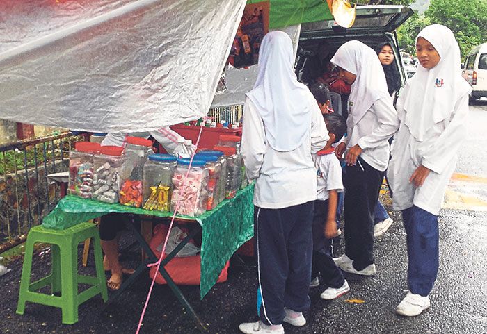 Students buy candy from the vendor at SK Taman Melawati. u00e2u20acu201d Picture by Vanessa Ee-Lyn Gomes