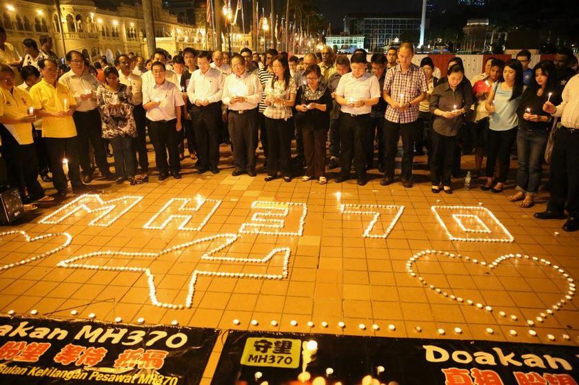 A group of people quietly gather at Dataran Merdeka for a candlelight vigil to pray for the missing MH370. u00e2u20acu2022 Picture by Choo Choy May