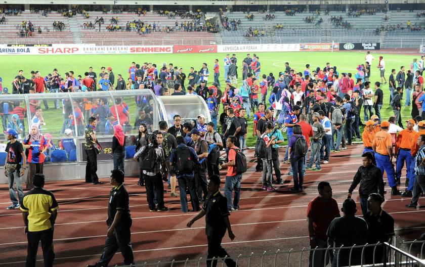 Johor Darul Takzim (JDT) football club supporters gather in the middle of the field when Perak fans started a scuffle at the end of the match, in Ipoh, on April 15, 2014. u00e2u20acu201d Bernama pic