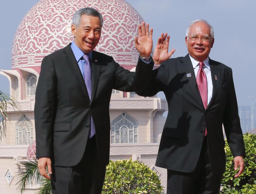 Visiting Prime Minister of Singapore Lee Hsien Loong (left) and his Malaysian counterpart Datuk Seri Najib Razak wave after arriving at the prime minister's office in Putrajaya outside Kuala Lumpur April 7, 2014. u00e2u20acu201d Reuters pic