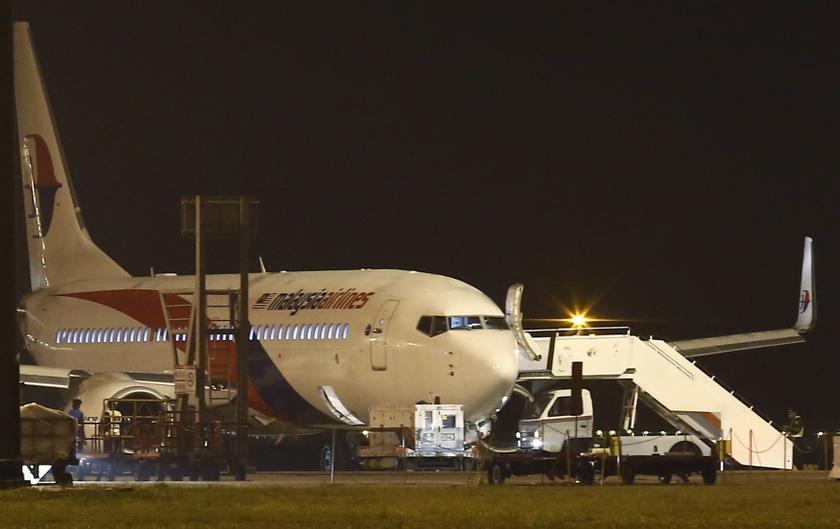 Malaysia Airlines jet in emergency landing after tyre bursts (VIDEO ...