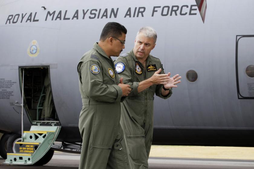 Royal Australian Air Force (RAAF) Officer Commanding No. 92 Wing, Group Captain Craig Heap (right), speaks with Malaysian Air Force Mission Commander, Major Jafri at RAAF Base Pearce, north of Perth April 1, 2014. u00e2u20acu201d Reuters pic