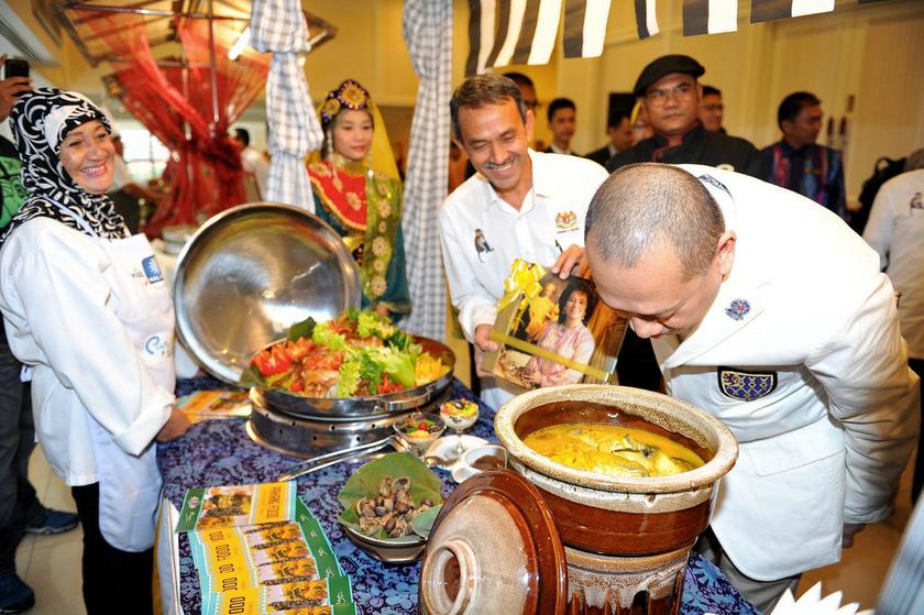 Tourism and Culture Minister Datuk Seri Mohamed Nazri Abdul Aziz seen at the launch of 'Warna Rasa Malaysia u00e2u20acu00a6A food galore' at the Hotel Royal Chulan Damansara, on April 10, 2014. u00e2u20acu201dBernama pic