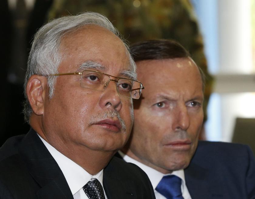 Malaysia's Prime Minister Najib Razak (left) and Australia's Prime Minister Tony Abbott participate in a briefing on the search for Malaysia Airlines flight MH370 at RAAF Base Pearce near Perth April 3, 2014. u00e2u20acu201d Reuters pic