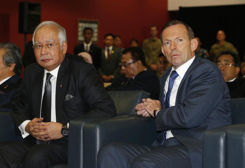 Malaysia's Prime Minister Najib Razak (left) and Australia's Prime Minister Tony Abbott participate in a briefing on the search for Malaysia Airlines flight MH370 at RAAF Base Pearce near Perth April 3, 2014. u00e2u20acu201d Reuters pic