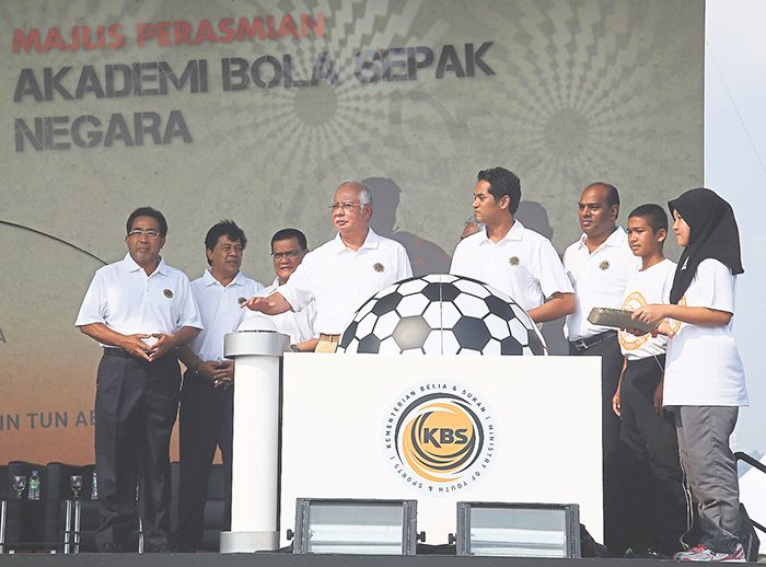 Prime Minister Datuk Seri Najib Razak shows off the NFDP blueprint which he hopes wil revive the nationu00e2u20acu2122s football fortunes. u00e2u20acu201d Picture by asiana.my