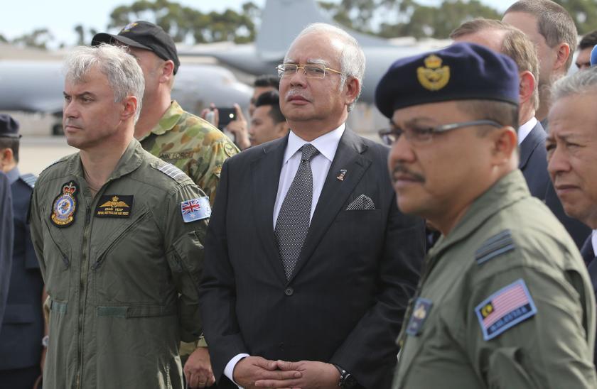 Malaysia's Prime Minister Datuk Seri Najib Razak (centre) is pictured with Australian Air Force Group Commander Craig Heap (left) and Royal Malaysian Air Force mission Commander Major Jafri at a visit to the RAAF base Pearce in Perth, April 3, 2014. u00e2u20acu201d R