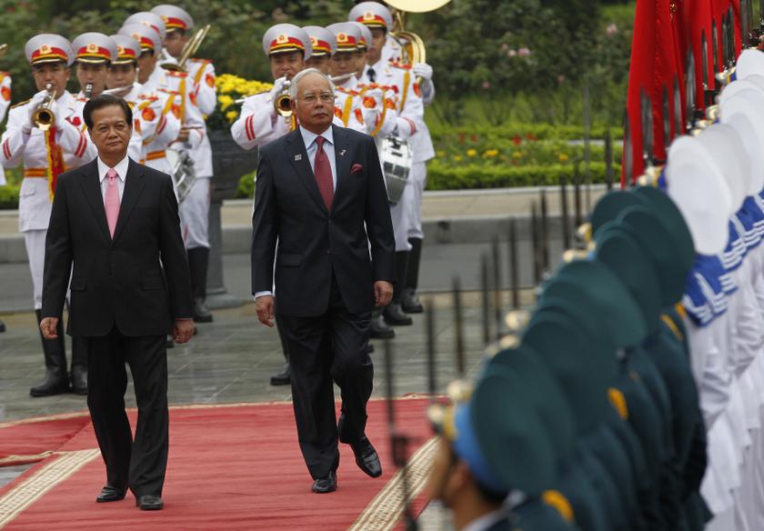 Malaysia's Prime Minister Najib Razak (right) reviews the guard of honour with his Vietnamese counterpart Nguyen Tan Dung during a welcoming ceremony at the Presidential Palace in Hanoi April 4, 2014. u00e2u20acu201d Reuters pic