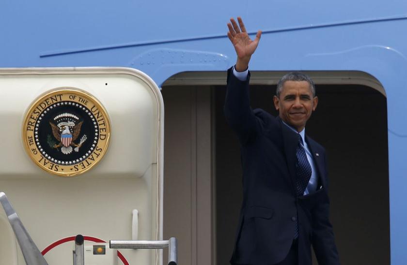 US President Barack Obama waves before boarding Air Force One at Osan Air Base, as he leaves South Korea for Malaysia, in Pyeongtaek April 26, 2014. u00e2u20acu2022 Reuters pic