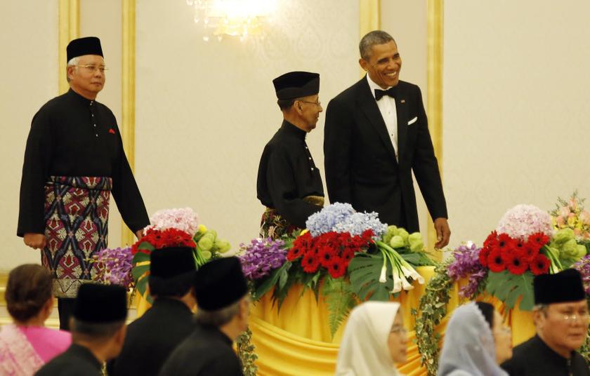 US President Barack Obama walks in the Agong Tuanku Abdul Halim (centre) and Prime Minister Najib Razak (left) to attend the State Dinner at Istana Negara in Kuala Lumpur April 26, 2014. u00e2u20acu201d Reuters pic