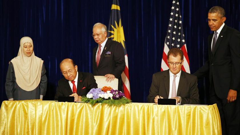 US President Barack Obama (right) and Malaysian Prime Minister Najib Razak (centre) witness the signing of a major business agreement between MetLife and AmBank Group in Kuala Lumpur, April 28, 2014. u00e2u20acu2022 Reuters pic