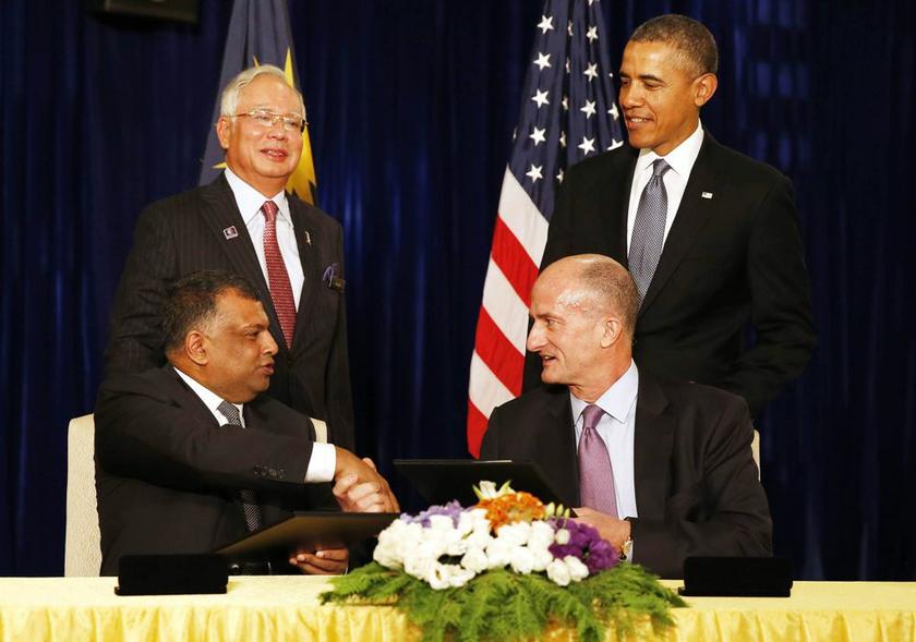 US President Barack Obama (standing right) and Malaysian Prime Minister Datuk Seri Najib Razak (standing left) witness the signing of a major business agreement between GE and AirAsia X in Kuala Lumpur, Malaysia, April 28, 2014. u00e2u20acu2022 Reuters pic