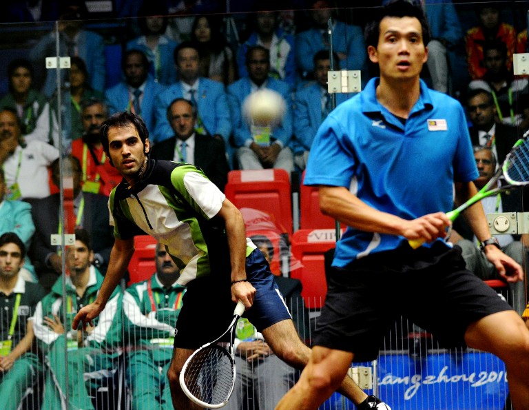 Ong Beng Hee (right) of Malaysia waits for a return shot from Farhan Mehboob of Pakistan during the squash men's team final contest at the 16th Asian Games in Guangzhou on November 25, 2010. u00e2u20acu201d AFP pic