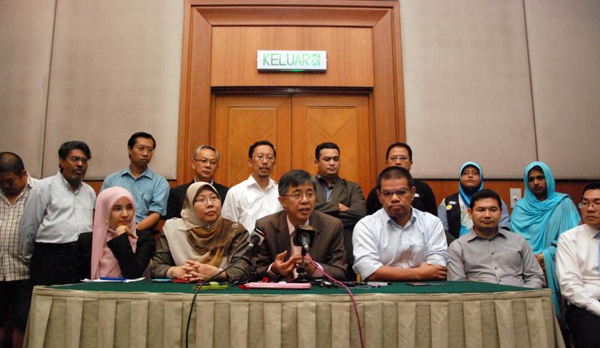 (From left) Nurul Izzah Anwar, Fuziah Salleh, Chua Tian Chang, Datuk Saifuddin Nasution and Rafizi Ramli during a press conference at Dynasty Hotel in Kuala Lumpur, on April 10, 2014. u00e2u20acu201d Picture by Yusof Mat Isa