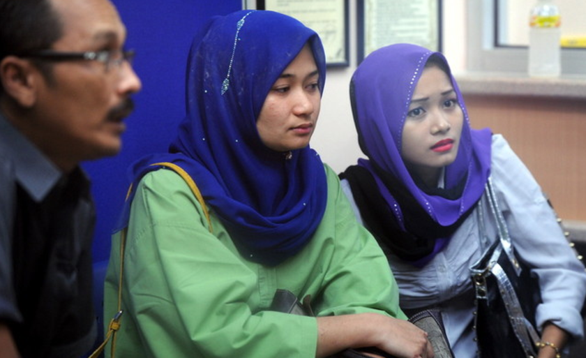 The daughter of Paloh state assemblyman (centre) waiting at the mortuary the Raja Permaisuri Bainun Hospital in Ipoh, April 17, 2014. u00e2u20acu201d Bernama pic