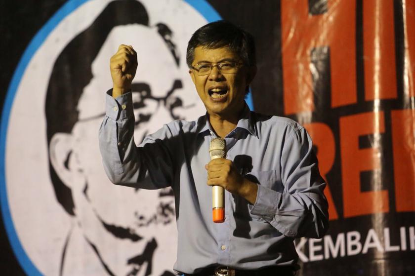 Tian Chua gestures while giving a speech at the Reformasi 2.0 ceramah in Lembah Pantai, April 20, 2014.  u00e2u20acu201d  Picture by Choo Choy May