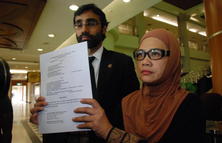 Ahmad Sarbaini Mohamed's wife, Masiah@Maziah Manap, shows a copy of the civil suit to the media at Jalan Duta in Kuala Lumpur, on April 4, 2014. u00e2u20acu201d Picture by Yusof Mat Isa