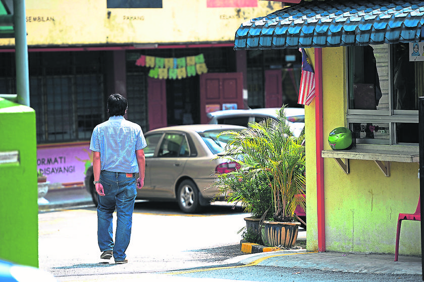 A Malay Mail reporter walks into a school without being stopped by the guards. u00e2u20acu201d Picture by Azinuddin Ghazali