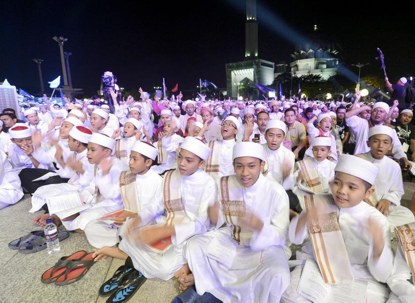 The Umno-linked 'Selawat Perdana' was held in the compound of Putra Mosque in Putrajaya on March 21 and billed as 'a night loving Allah and his messenger'. u00e2u20acu201d Bernama pic