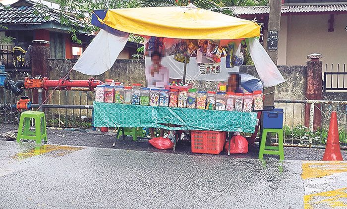 The petty trader outside SK Taman Melawati with boxes of u00e2u20acu02dcsmoke candyu00e2u20acu2122 displayed in the circled jar. u00e2u20acu201d Picture by Vanessa Ee-Lyn Gomes