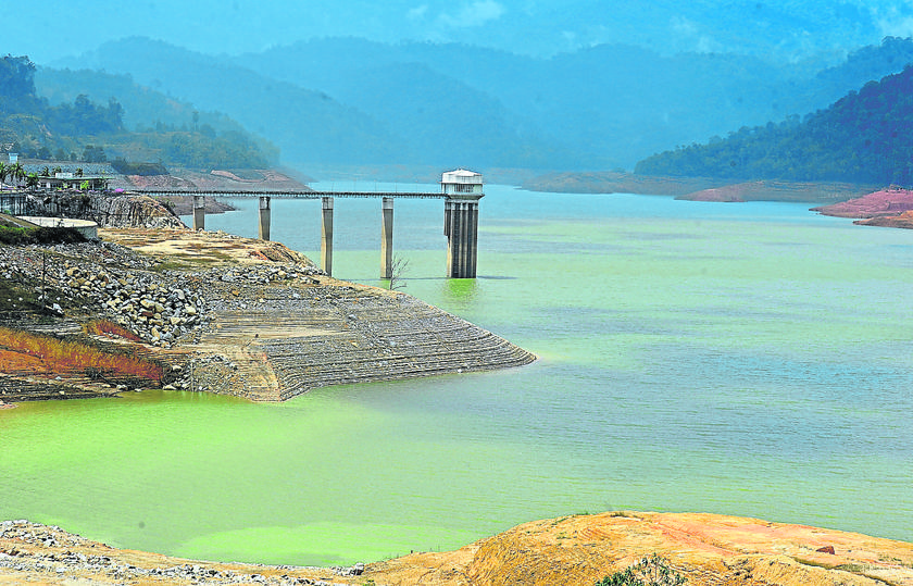The water levels at the Sungai Selangor dam continue to drop. u00e2u20acu201d file picture
